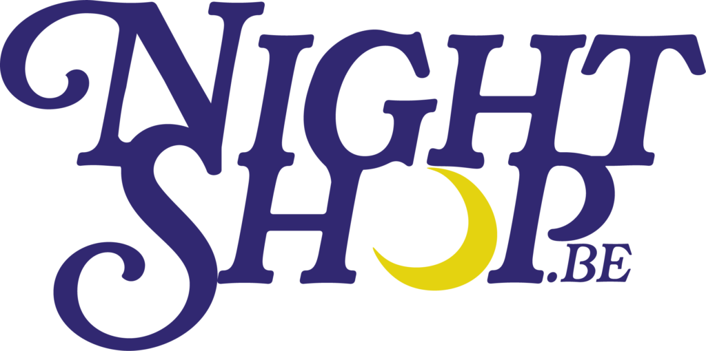 Logo van Nightshop.be, de O is een gele halve maan. De rest van de tekst is een donker blauw/paarse kleur