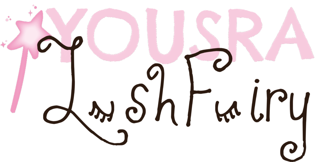 Logo van Yousra LashFairy, Yousra staat in het roze, Lashfairy in een donker bruin, de 'a's in het woord lijken op twee gesloten oogjes met lange wimpers. Naast de twee woorden staat een roze toverstaf